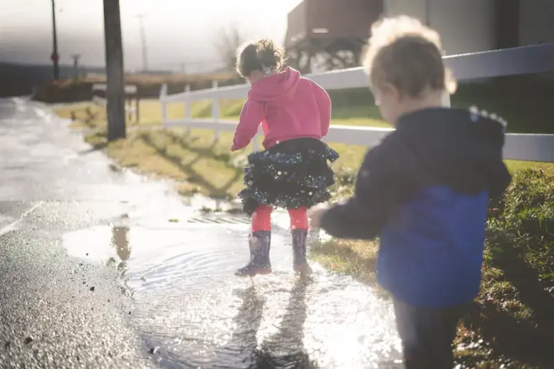Kalosze ocieplane dla dzieci: jak wybrać odpowiednie obuwie na deszczowe dni